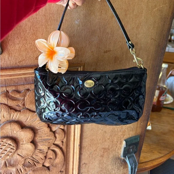 Gorgeous Y2k Liquid Glossy Black Coach pouch Baguette - Picture 8 of 8